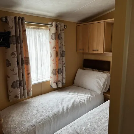 12 Field Views - 2 Bedrooms 2 Bathrooms - 1 Shower - 1 Bath No Sign Written Vans * High Hesket