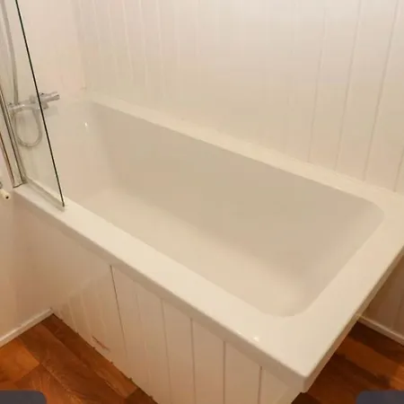 12 Field Views - 2 Bedrooms 2 Bathrooms - 1 Shower - 1 Bath No Sign Written Vans דירה